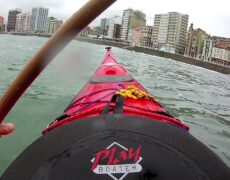 Descubre la aventura del kayak en la costa de Gijón: un imperdible para tu próximo viaje de turismo